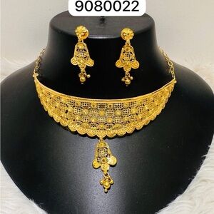 Elegant Gold Filigree Necklace and Earring Set